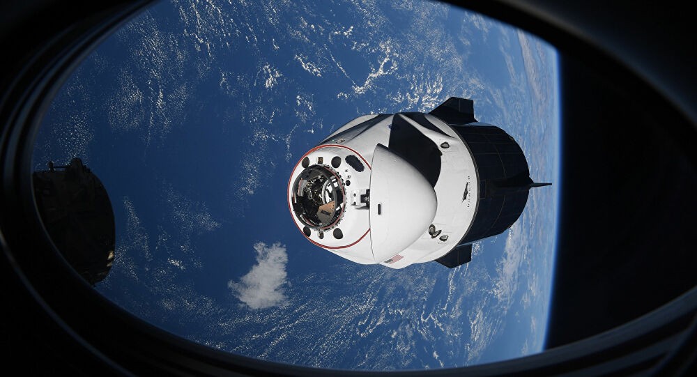 tàu Crew Dragon của tập đoàn công nghệ SpaceX trở về Trái Đất. (Nguồn: AP)