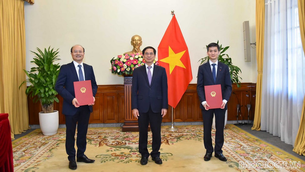 Bộ trưởng Bùi Thanh Sơn trao quyết định tiếp nhận và bổ nhiệm cấp Vụ trưởng của Bộ Ngoại giao