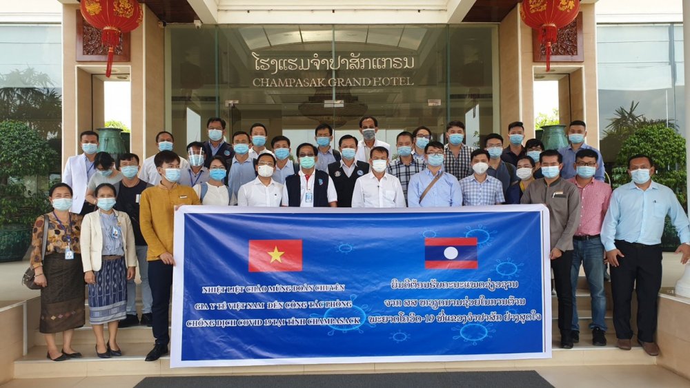 Đoàn công tác của Bộ Y tế chụp ảnh lưu niệm cùng các cán bộ y tế của Lào   (Ảnh: Đoàn công tác của Bộ Y tế gửi từ Lào)