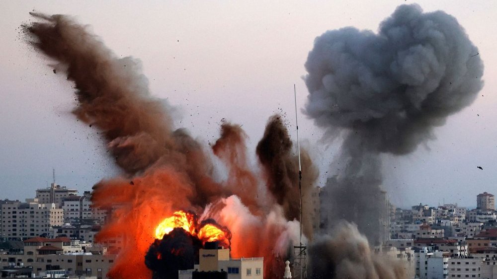 Giao tranh Israel-Palestine: Israel bắn tên lửa trúng tòa nhà các hãng truyền thông; Hamas nã rocket đáp trả, một bể dự trữ dầu phát nổ
