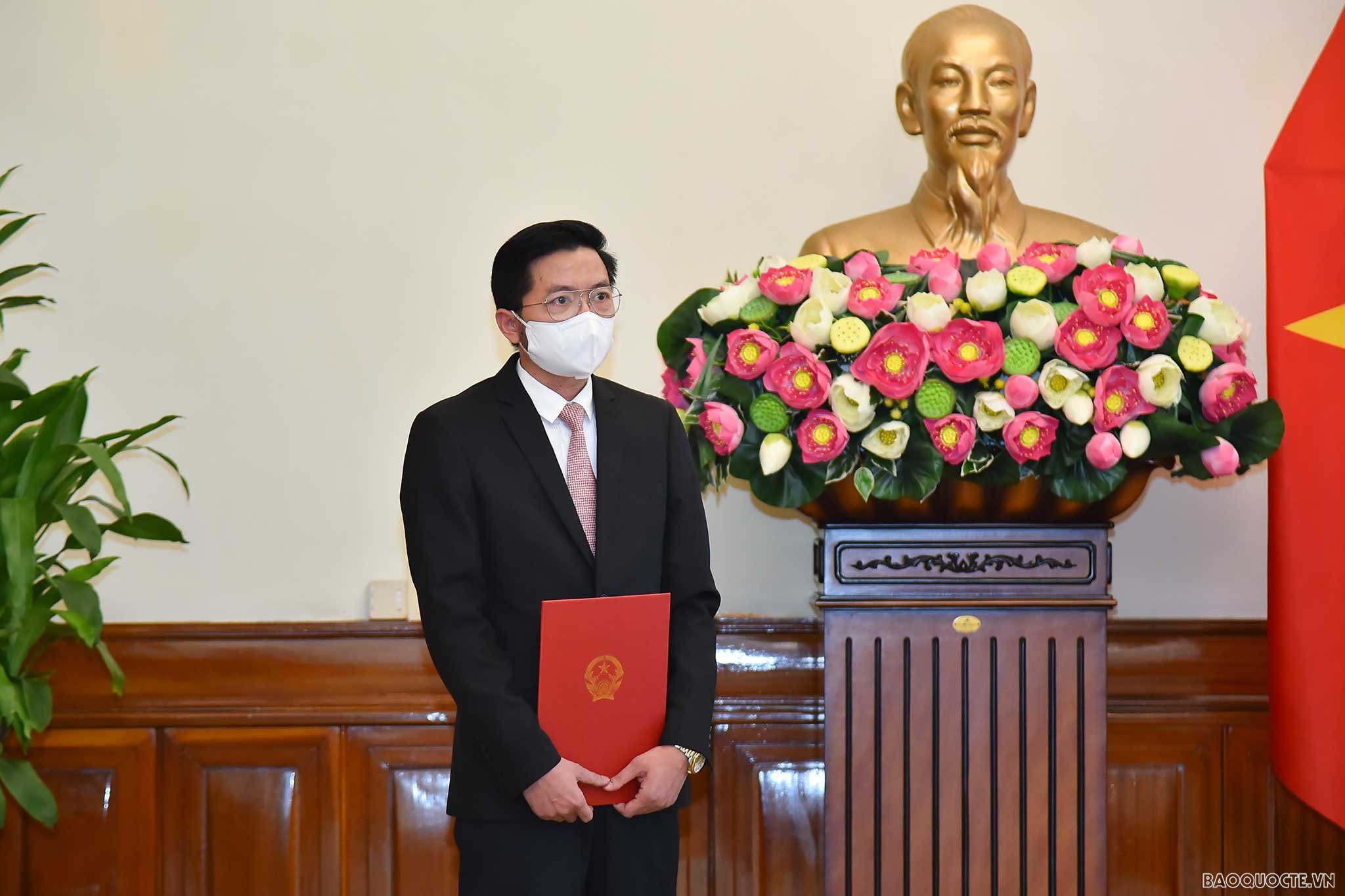 Bộ trưởng Ngoại giao Bùi Thanh Sơn trao quyết định điều động Vụ trưởng và bổ nhiệm Tổng Lãnh sự