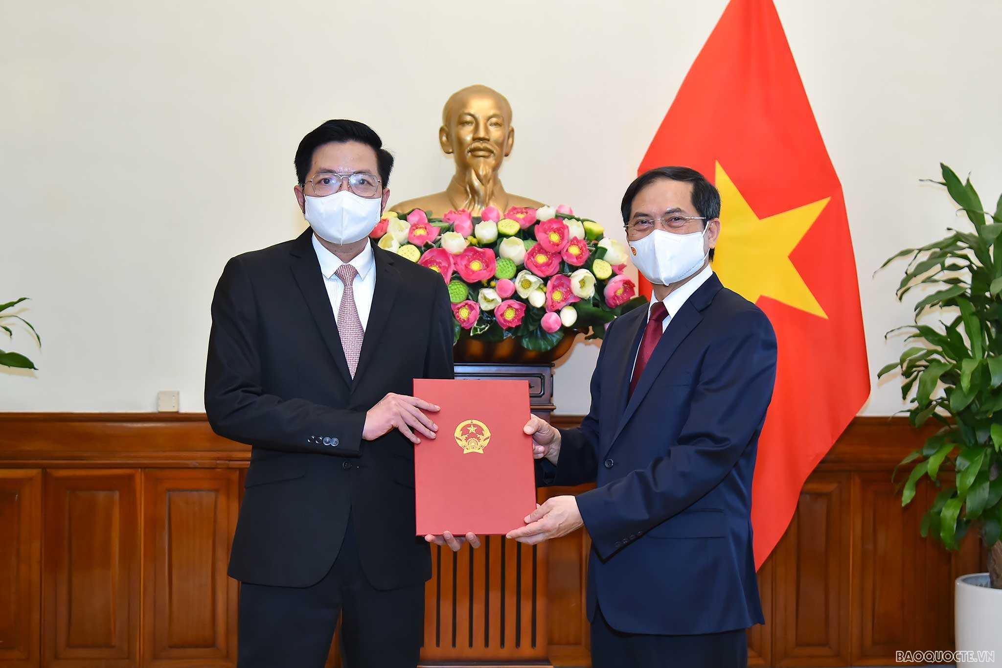 Bộ trưởng Ngoại giao Bùi Thanh Sơn trao quyết định điều động Vụ trưởng và bổ nhiệm Tổng Lãnh sự