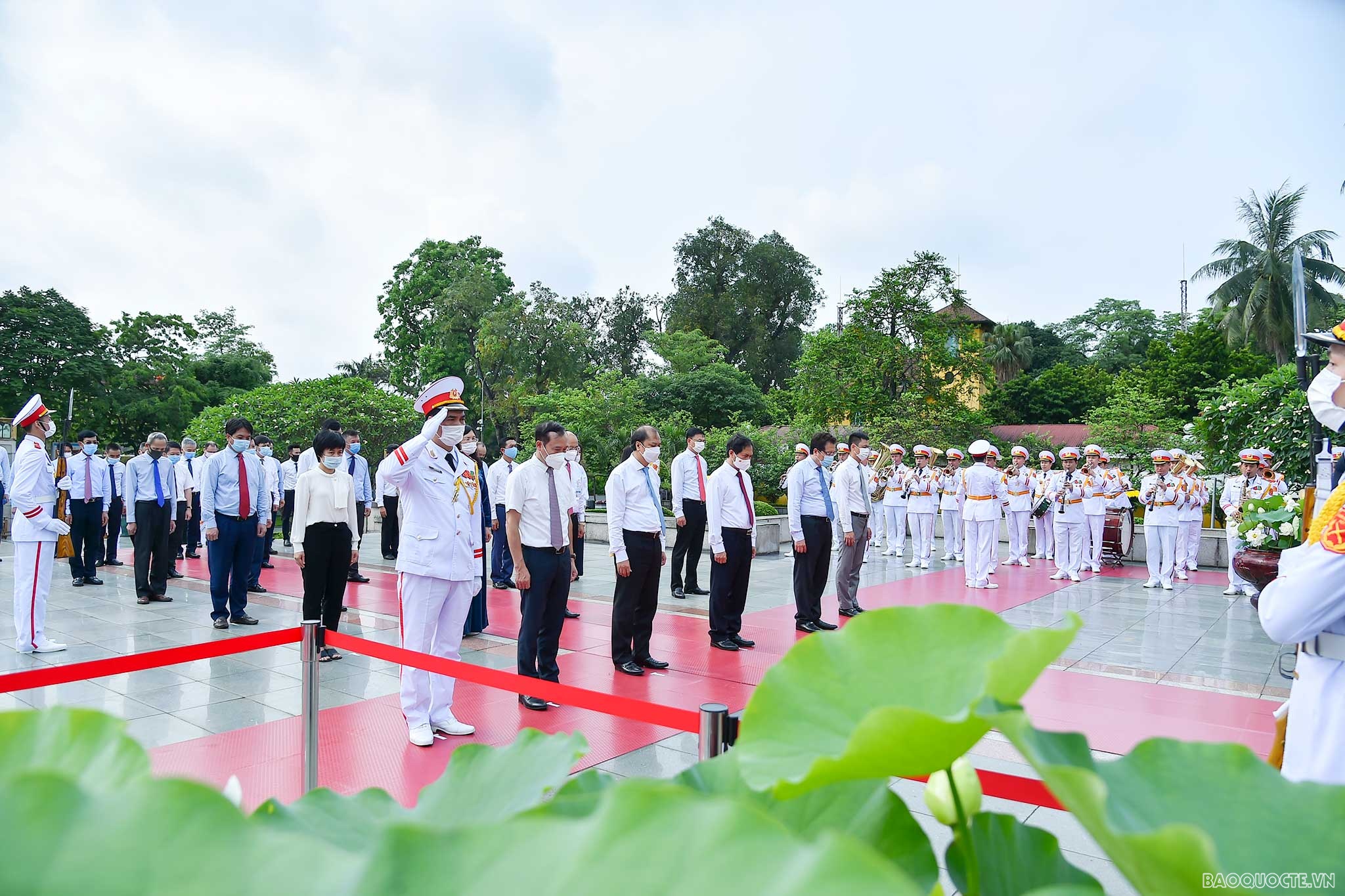 Đoàn bày tỏ lòng tưởng nhớ những người con ưu tú của dân tộc đã không tiếc máu xương, dũng cảm chiến đấu, hy sinh vì sự nghiệp đấu tranh giải phóng dân tộc, thống nhất đất nước, vì nền độc lập, tự do của Tổ quốc, vì hạnh phúc của nhân dân.