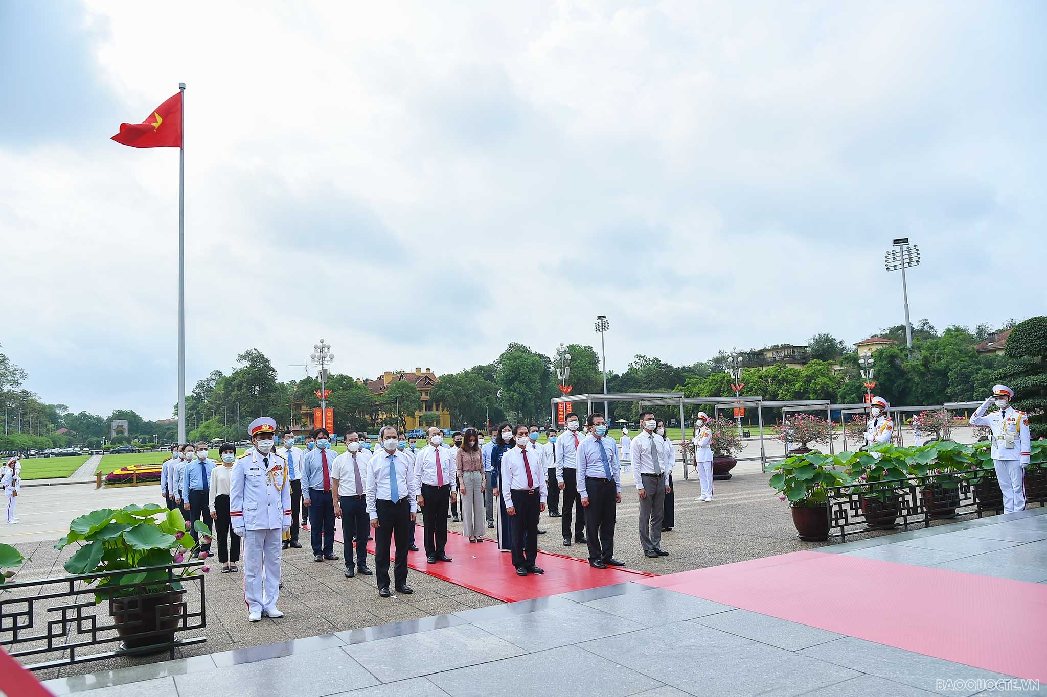 Trong không khí trang nghiêm, các cán bộ Bộ Ngoại giao thành kính tưởng nhớ Chủ tịch Hồ Chí Minh, vị lãnh tụ thiên tài, người sáng lập và rèn luyện Đảng Cộng sản Việt Nam cũng như công lao to lớn của Người đối với sự nghiệp cách mạng vẻ vang của dân tộc.