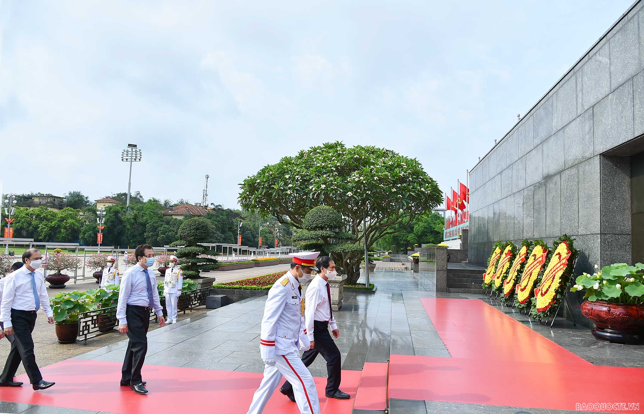 Chủ tịch Hồ Chí Minh luôn quan tâm chỉ đạo sát sao công tác đối ngoại, tiếp cận thực tiễn Việt Nam và thế giới, phát triển và đề xuất nhiều nguyên lý, quan điểm, luận điểm về thời đại, đường lối quốc tế, chính sách đối ngoại và ngoại giao Việt Nam.
