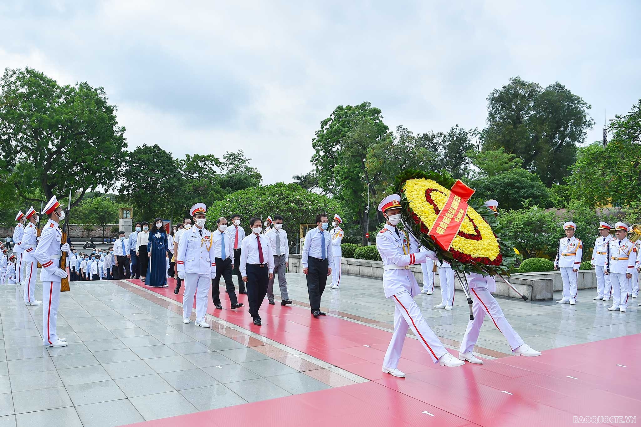 Đoàn Bộ Ngoại giao viếng Chủ tịch Hồ Chí Minh dịp kỷ niệm 131 năm Ngày sinh nhật của Người