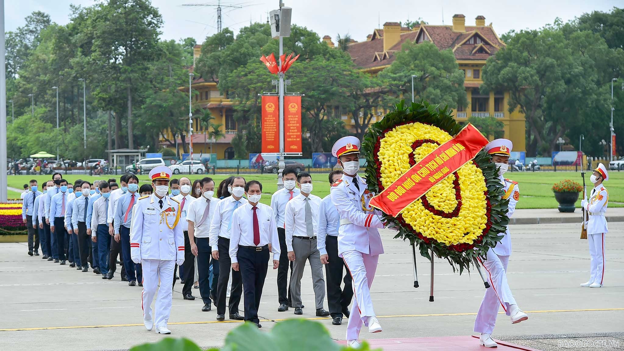 Đoàn Bộ Ngoại giao viếng Chủ tịch Hồ Chí Minh dịp kỷ niệm 131 năm Ngày sinh nhật của Người