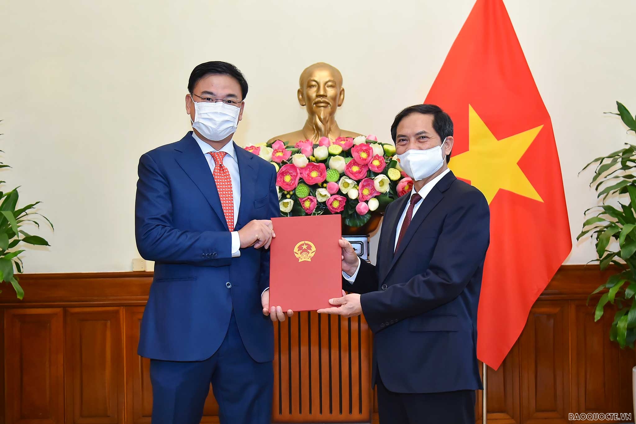 Ủy viên Trung ương Đảng, Bộ trưởng Ngoại giao Bùi Thanh Sơn đã trao quyết định bổ nhiệm Thứ trưởng Ngoại giao cho ông Phạm Quang Hiệu.