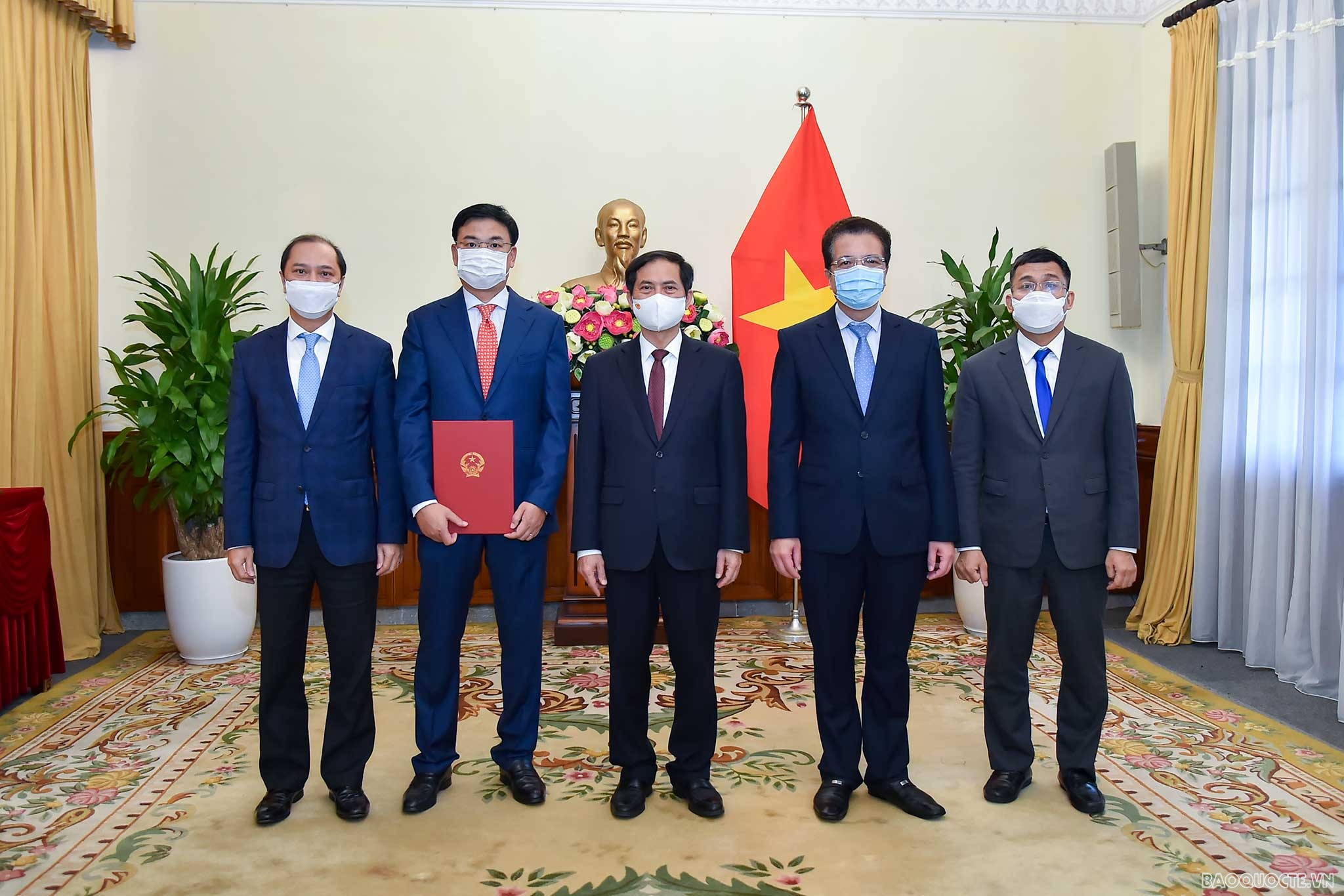 Bộ trưởng Ngoại giao Bùi Thanh Sơn trao quyết định bổ nhiệm cho Thứ trưởng Phạm Quang Hiệu