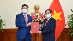 Bộ trưởng Ngoại giao Bùi Thanh Sơn trao quyết định bổ nhiệm cho Thứ trưởng Phạm Quang Hiệu