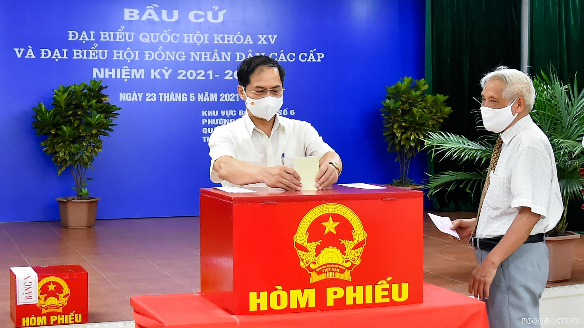 Bộ trưởng Ngoại giao Bùi Thanh Sơn tham gia bỏ phiếu bầu cử tại khu vực bỏ phiếu số 6, phường Mỹ Đình II, quận Nam Từ Liêm, thành phố Hà Nội. (Ảnh: Tuấn Anh)