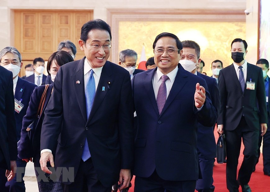 Thủ tướng Phạm Minh Chính với Thủ tướng Nhật Bản Kishida Fumio dự buổi chiêu đãi. (Ảnh: Dương Giang/TTXVN)