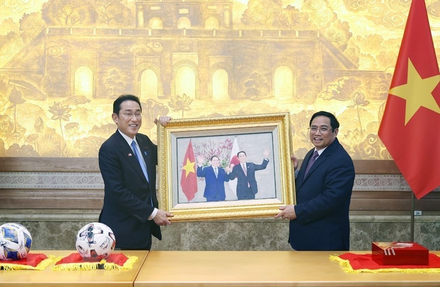 Thủ tướng Phạm Minh Chính tặng lưu niệm cho Thủ tướng Nhật Bản Kishida Fumio. (Nguồn: TTXVN)