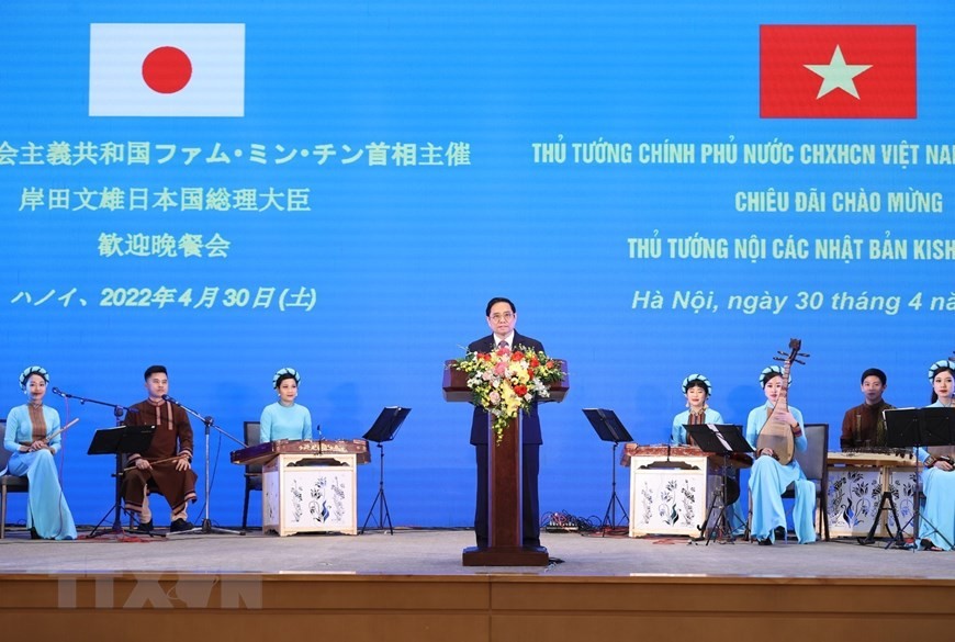 Thủ tướng Phạm Minh Chính chào mừng Thủ tướng Nhật Bản Kishida Fumio thăm chính thức Việt Nam. (Ảnh: Dương Giang/TTXVN)