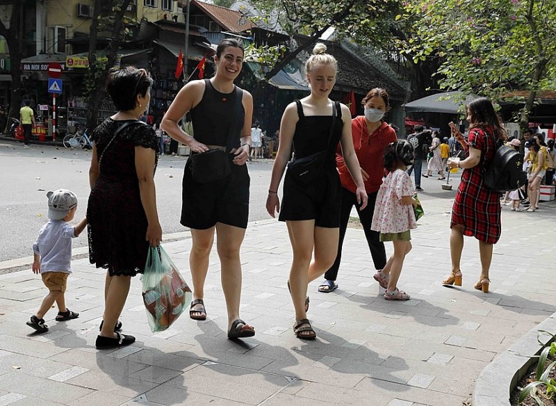 Nhiều du khách nước ngoài tham gia trên tuyến phố đi bộ Hồ Gươm. (Ảnh: Trần Việt/TTXVN)