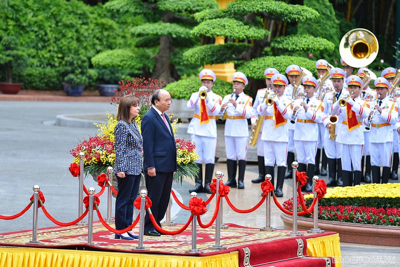 Chủ tịch nước Nguyễn Xuân Phúc đã chủ trì lễ đón chính thức Tổng thống Hy Lạp Katerina Sakellaropoulou. Chủ tịch nước Nguyễn Xuân Phúc đã chủ trì lễ đón chính thức Tổng thống Hy Lạp Katerina Sakellaropoulou.