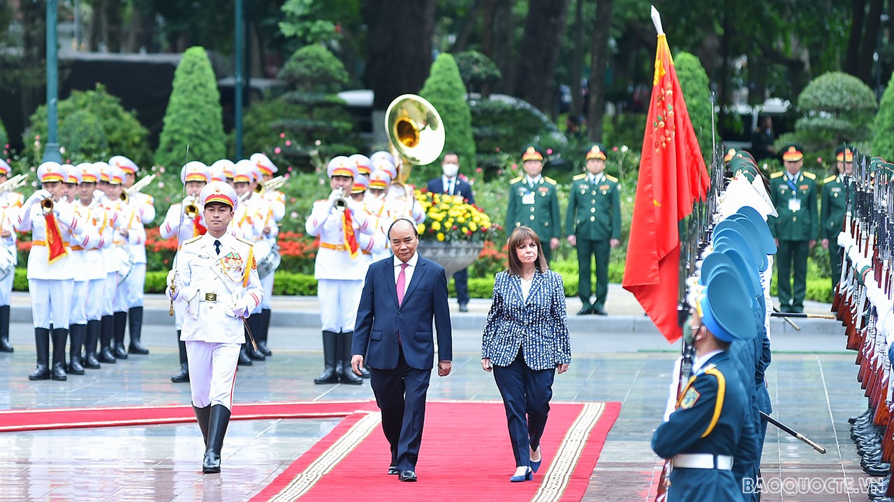 Dự kiến trong khuôn khổ chuyến thăm, Tổng thống Hy Lạp Katerina Sakellaropoulou đã đặt vòng hoa tại Đài tưởng niệm các anh hùng liệt sĩ; đặt vòng hoa và vào Lăng viếng Chủ tịch Hồ Chí Minh; sẽ chào xã giao Tổng Bí thư Nguyễn Phú Trọng; hội kiến Chủ tịch Quốc hội Vương Đình Huệ; dự Lễ ký kết văn kiện và gặp gỡ báo chí; tham quan Văn Miếu và dự một số sự kiện tại địa phương. Dự kiến trong khuôn khổ chuyến thăm, Tổng thống Hy Lạp Katerina Sakellaropoulou đã đặt vòng hoa tại Đài tưởng niệm các anh hùng liệt sĩ; đặt vòng hoa và vào Lăng viếng Chủ tịch Hồ Chí Minh; sẽ chào xã giao Tổng Bí thư Nguyễn Phú Trọng; hội kiến Chủ tịch Q