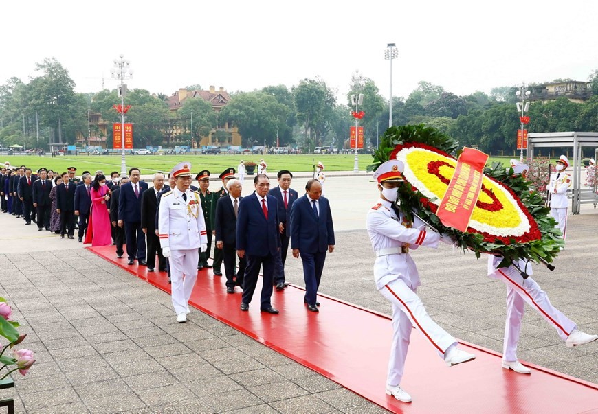 Các vị lãnh đạo Đảng, Nhà nước và các đại biểu đặt vòng hoa và vào Lăng viếng Chủ tịch Hồ Chí Minh. (Nguồn: TTXVN)