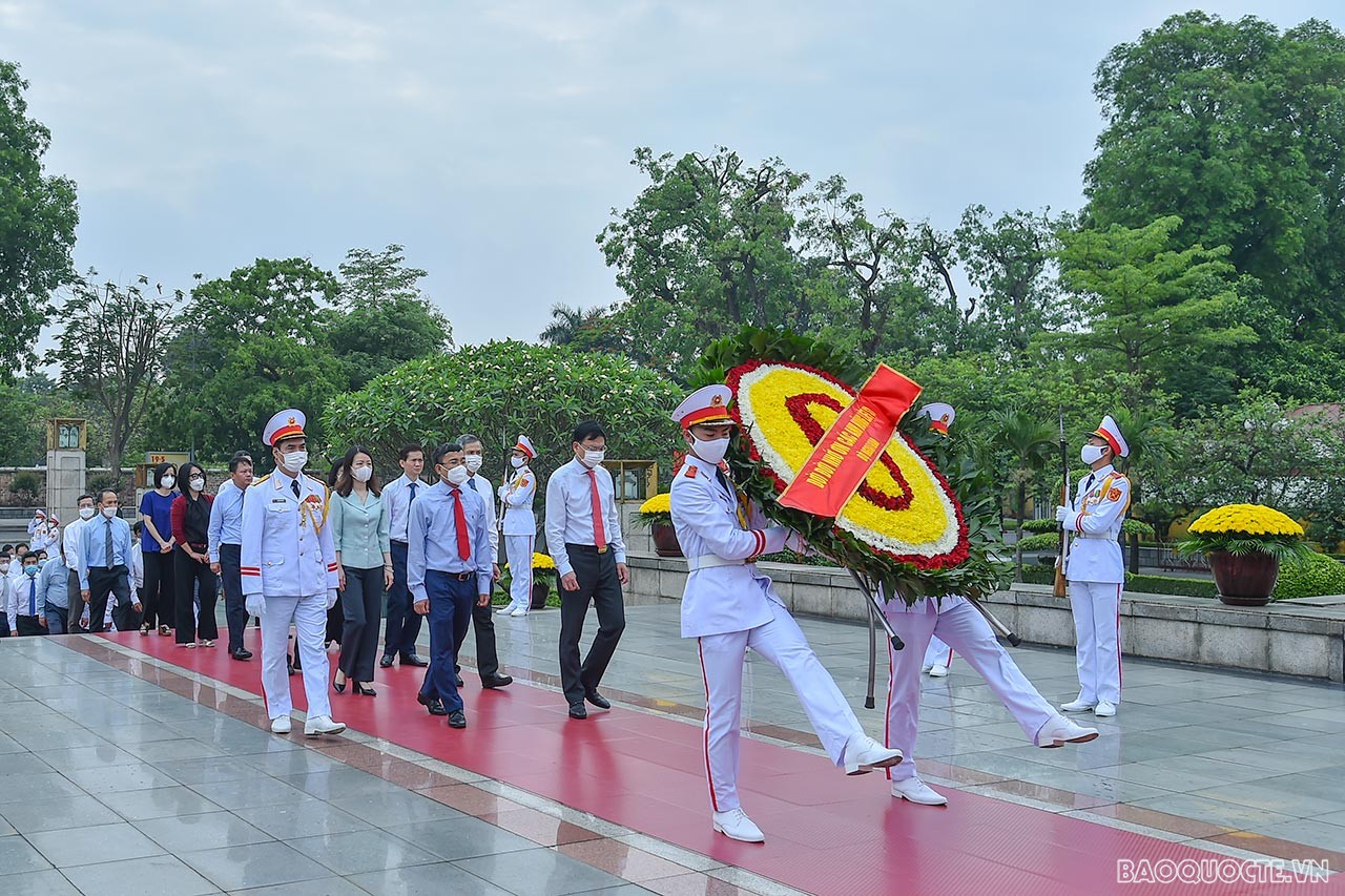 Leaders of Ministry of Foreign Affairs visit the Mausoleum to pay tribute to President Ho Chi Minh Leaders of Ministry of Foreign Affairs to pay tribute to President Ho Chi Minh