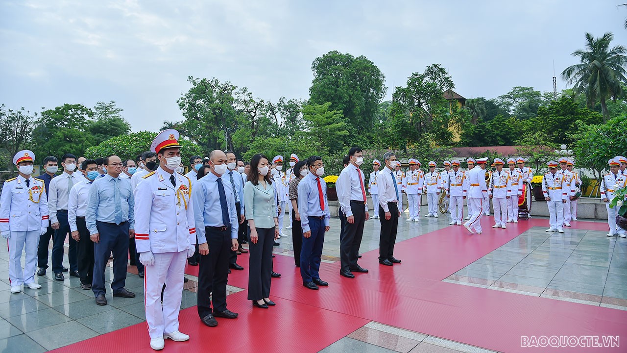 Leaders of Ministry of Foreign Affairs visit the Mausoleum to pay tribute to President Ho Chi Minh Leaders of Ministry of Foreign Affairs to pay tribute to President Ho Chi Minh