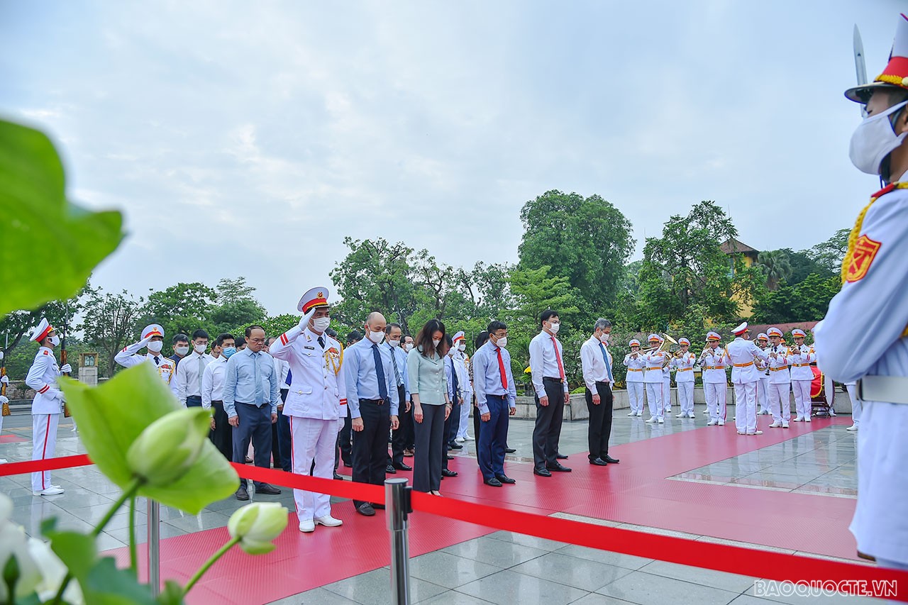 Các thành viên trong Đoàn bày tỏ lòng tưởng nhớ những người con ưu tú của dân tộc đã không tiếc máu xương, dũng cảm chiến đấu, hy sinh vì nền độc lập, tự do của Tổ quốc, vì hạnh phúc của nhân dân. V