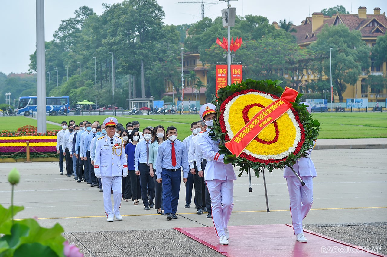 Leaders of Ministry of Foreign Affairs visit the Mausoleum to pay tribute to President Ho Chi Minh Leaders of Ministry of Foreign Affairs to pay tribute to President Ho Chi Minh