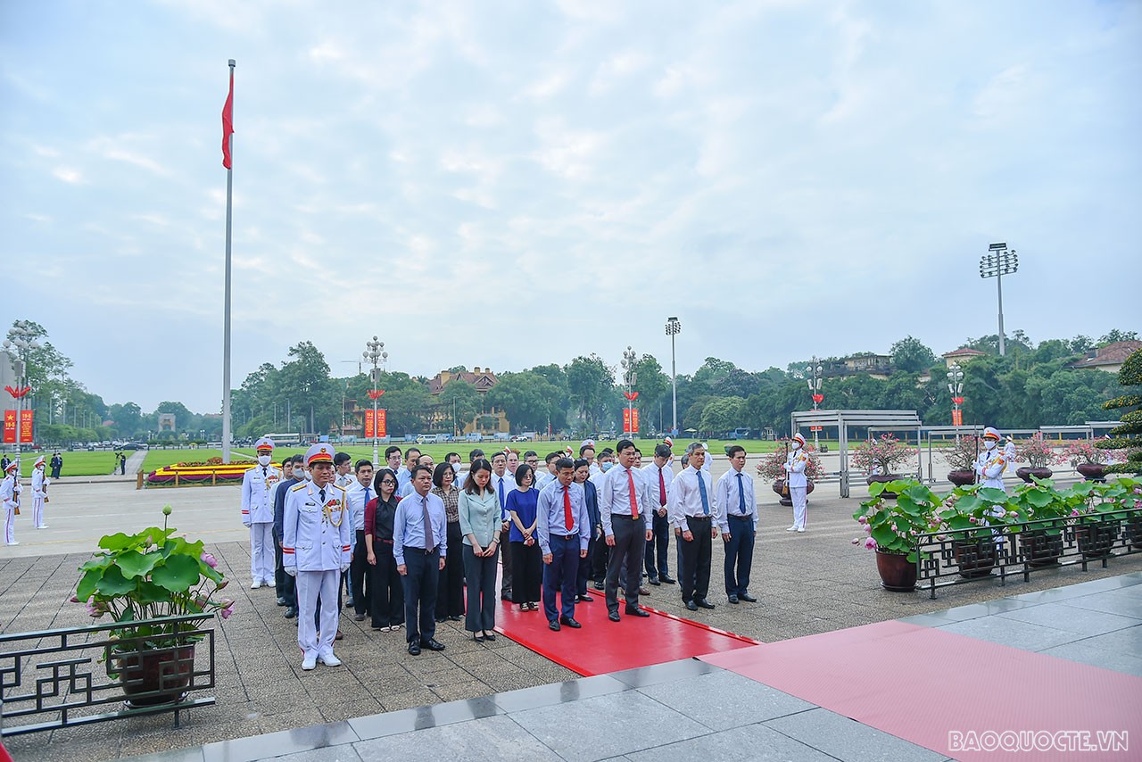 Trong không khí trang nghiêm, Đoàn đã bày tỏ lòng thành kính, biết ơn sâu sắc đến công lao to lớn của Chủ tịch Hồ Chí Minh, Anh hùng giải phóng dân tộc, Lãnh tụ thiên tài của Đảng và nhân dân Việt Nam. Người đã dành trọn cả cuộc đời vì dân, vì nước, vì sự nghiệp giải phóng dân tộc, thống nhất đất nước.