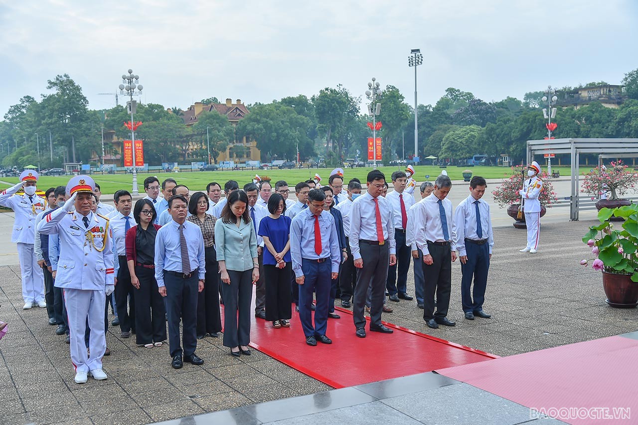 Leaders of Ministry of Foreign Affairs visit the Mausoleum to pay tribute to President Ho Chi Minh Leaders of Ministry of Foreign Affairs to pay tribute to President Ho Chi Minh