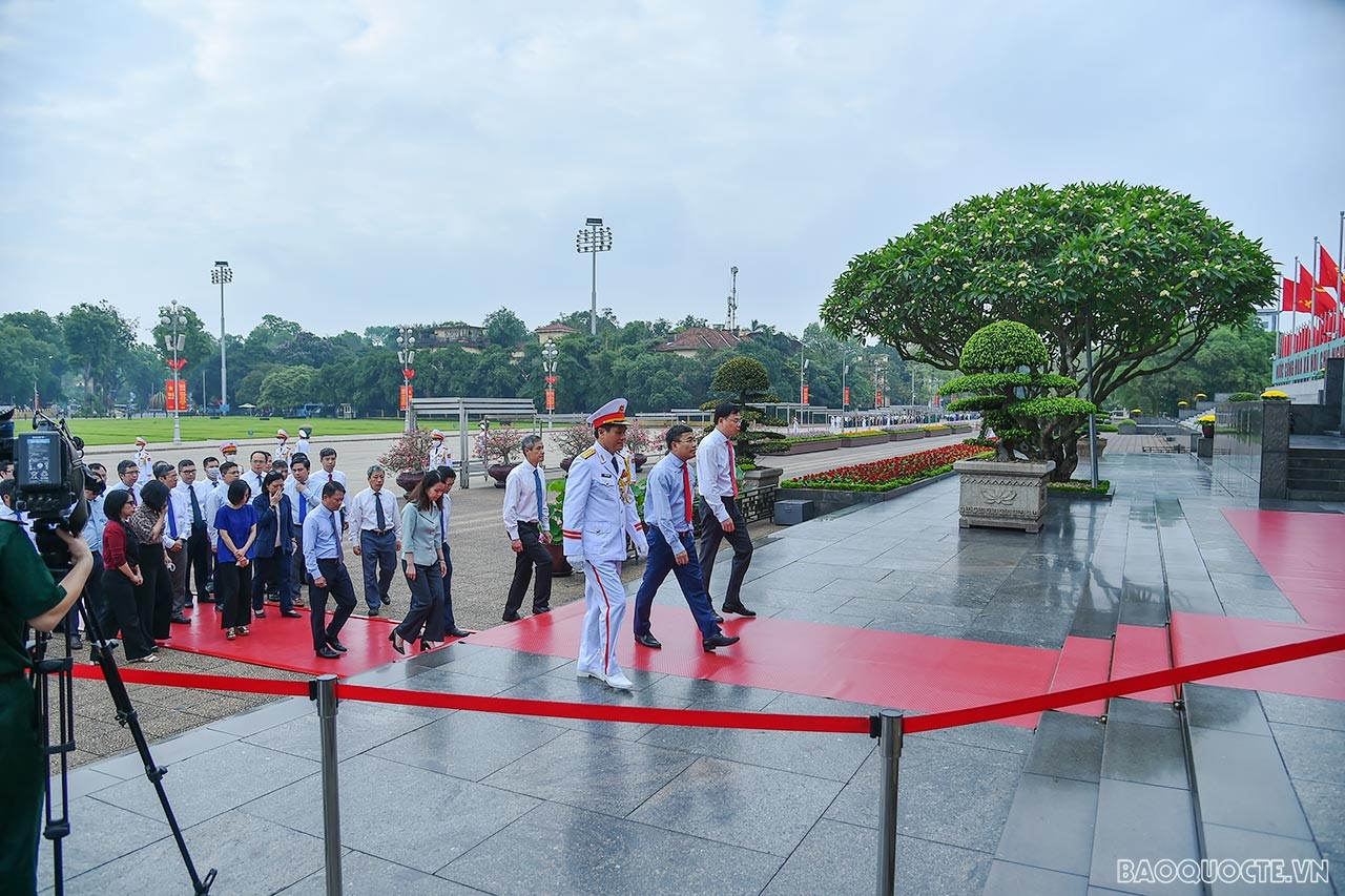 Leaders of Ministry of Foreign Affairs visit the Mausoleum to pay tribute to President Ho Chi Minh Leaders of Ministry of Foreign Affairs to pay tribute to President Ho Chi Minh