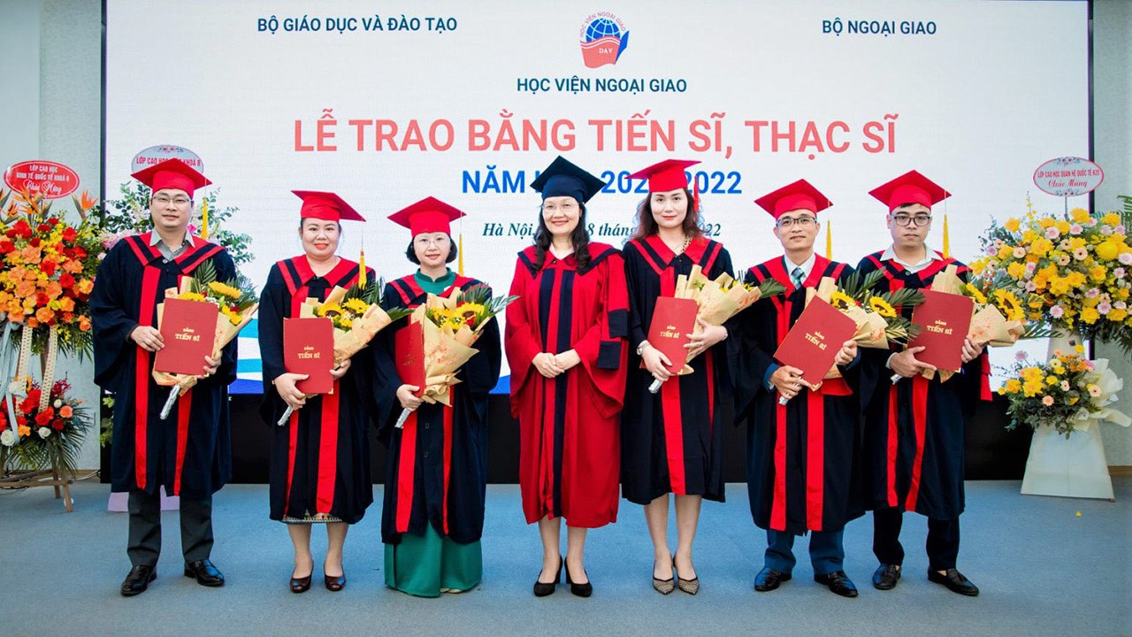 Học viện Ngoại giao trao bằng Tiến sĩ, Thạc sĩ năm học 2021-2022