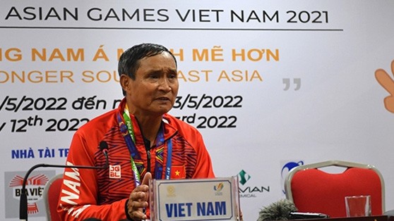 SEA Games 31: HLV Mai Đức Chung HLV Mai Đức Chung phát biểu tại họp báo sau trận đấu