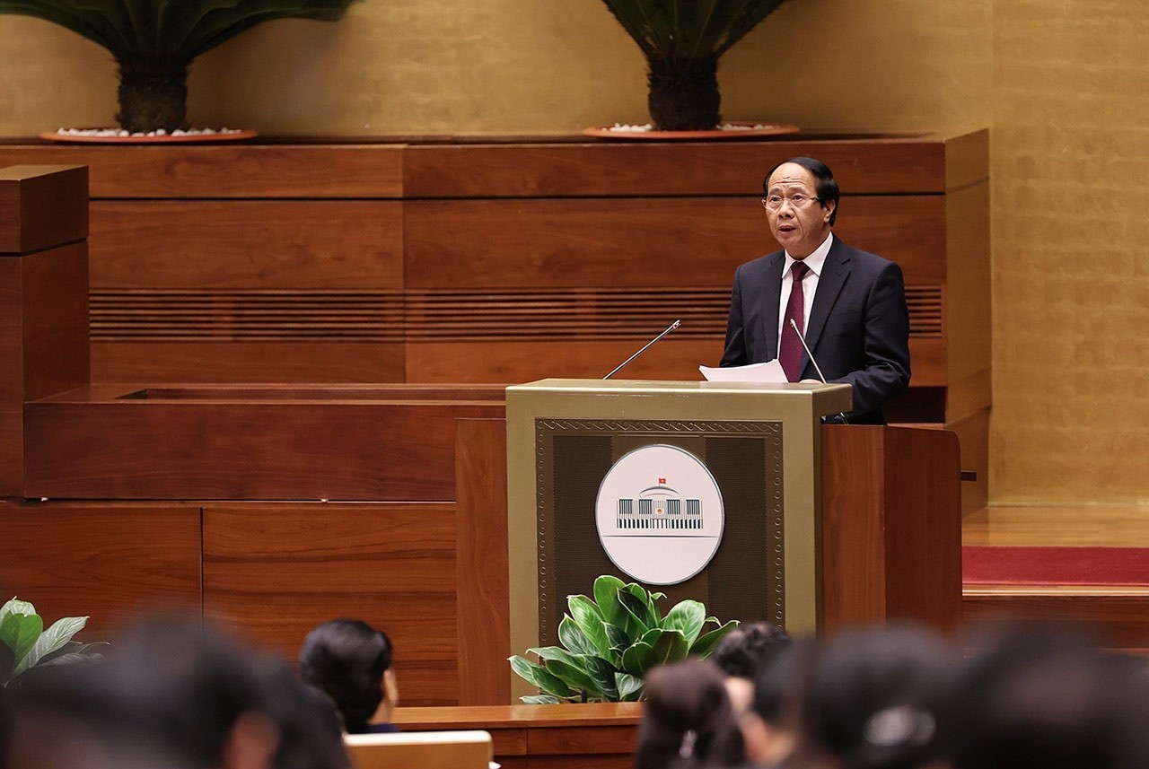 Phó Thủ tướng Lê Văn Thành thừa uỷ quyền của Thủ tướng trình bày Báo cáo đánh giá bổ sung kết quả thực hiện kế hoạch phát triển kinh tế-xã hội và ngân sách nhà nước năm 2021 và tình hình thực hiện kế hoạch phát triển kinh tế-xã hội và ngân sách nhà nước những tháng đầu năm 2022. 