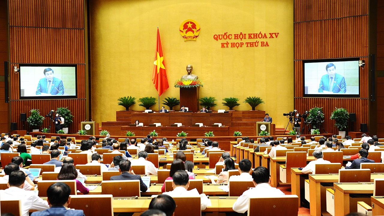 Bộ trưởng Bộ Kế hoạch và Đầu tư Nguyễn Chí Dũng trình bày Tờ trình về dự thảo Nghị quyết về thí điểm một số cơ chế, chính sách đặc thù phát triển tỉnh Khánh Hòa.