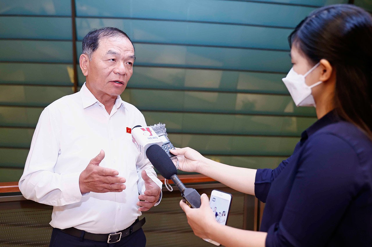 Đại biểu Quốc hội tỉnh Cà Mau Lê Thanh Vân trả lời phỏng vấn báo chí.