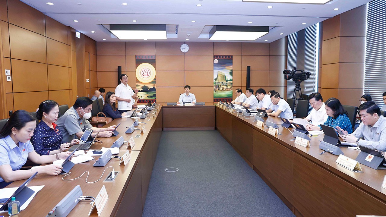 Đoàn đại biểu Quốc hội các tỉnh Vĩnh Phúc, Quảng Trị, Long An và Sóc Trăng thảo luận ở tổ.