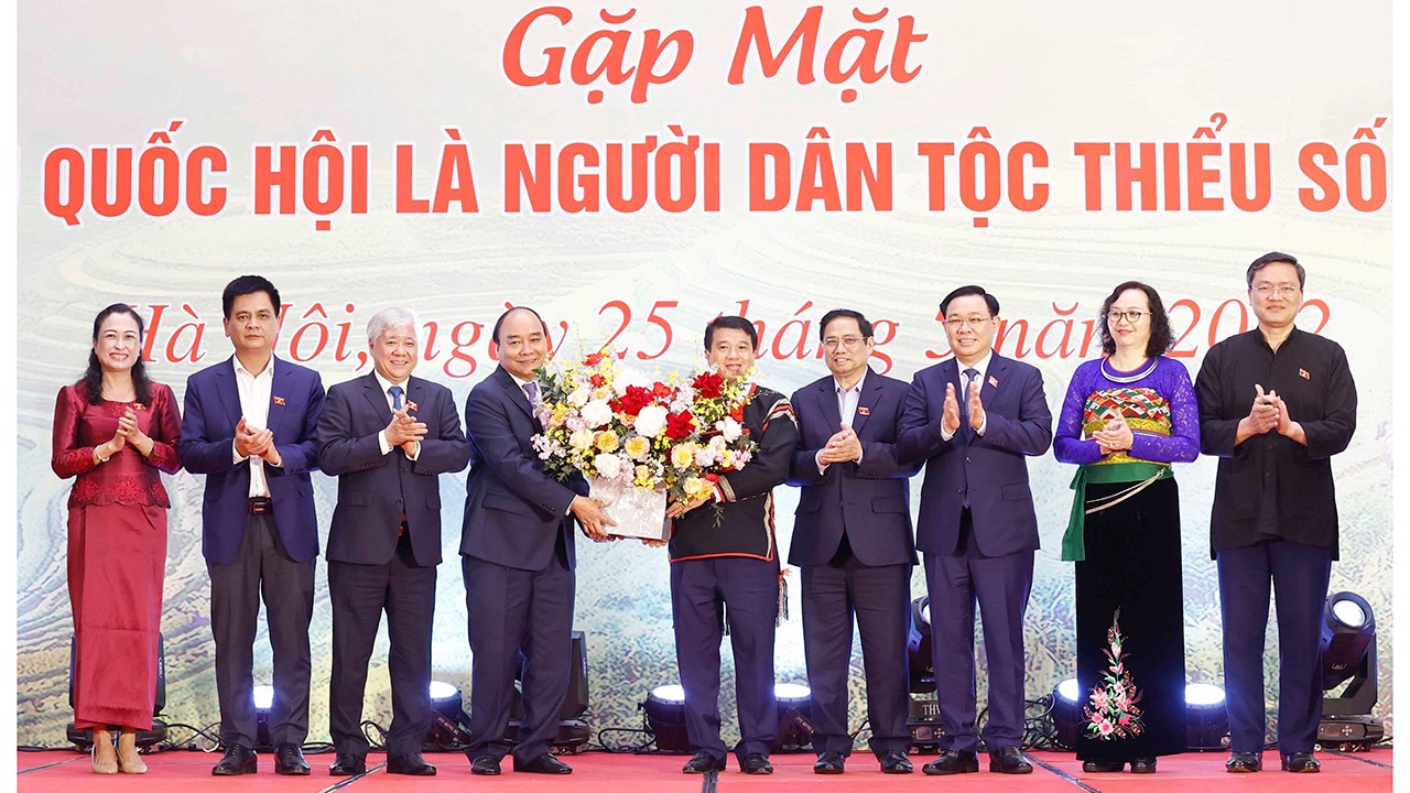 Chủ tịch nước Nguyễn Xuân Phúc, Thủ tướng Phạm Minh Chính, Chủ tịch Quốc hội Vương Đình Huệ tặng hoa đại biểu Quốc hội là người dân tộc thiểu số khoá XV về dự Kỳ họp thứ 3.