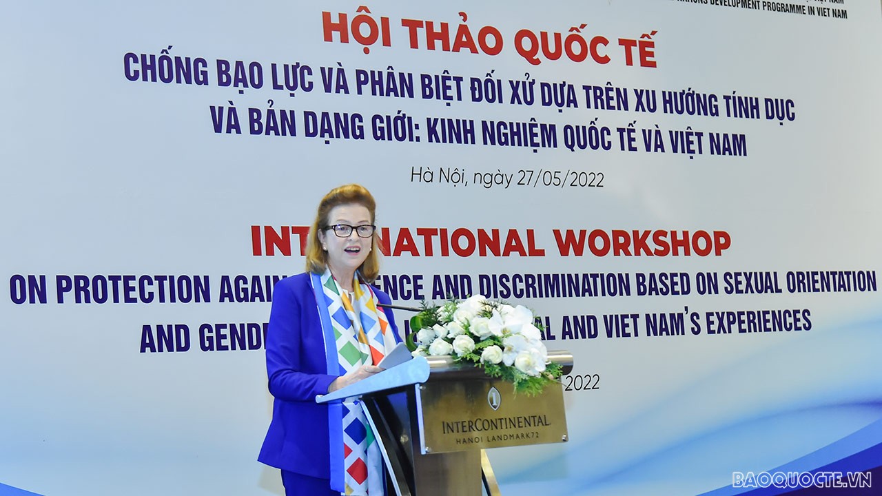 bà Caitlin Wiesen, Quyền Điều phối viên Thường trú Liên hợp quốc, Trưởng Đại diện UNDP tại Việt Nam hoan nghênh những bước tiến và nỗ lực của Việt Nam thúc đẩy hợp tác và đối thoại nhằm chống bạo lực và phân biệt đối xử dựa trên xu hướng tính dục và bản dạng giới.