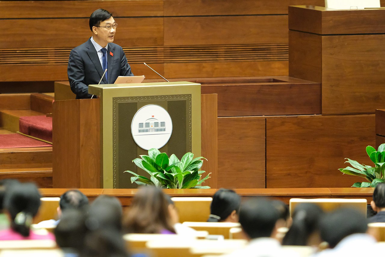 Chủ nhiệm Ủy ban Kinh tế của Quốc hội Vũ Hồng Thanh trình bày Báo cáo của Đoàn giám sát của Quốc hội về việc thực hiện chính sách, pháp luật về công tác quy hoạch.