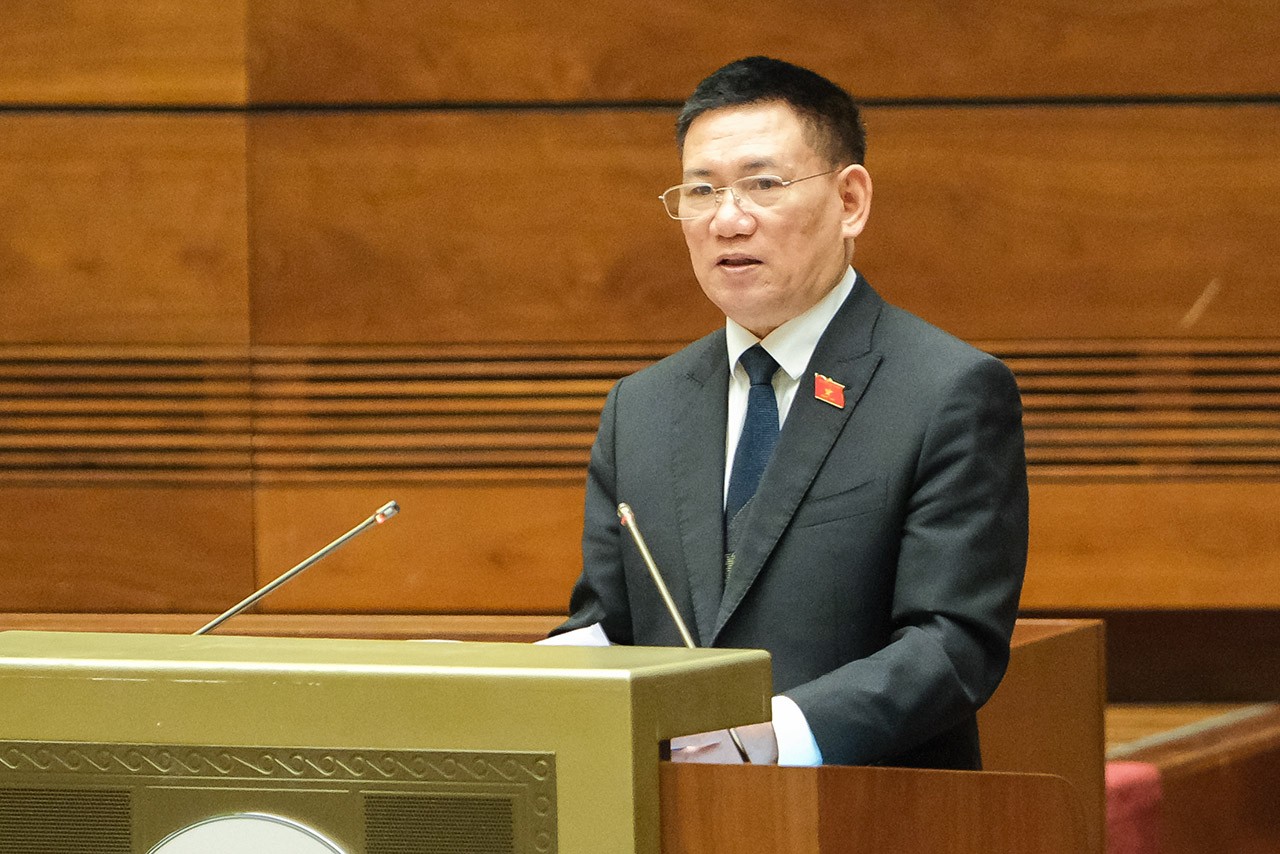 Bộ trưởng Bộ Tài chính Hồ Đức Phớc trình bày Báo cáo quyết toán ngân sách nhà nước năm 2020.
