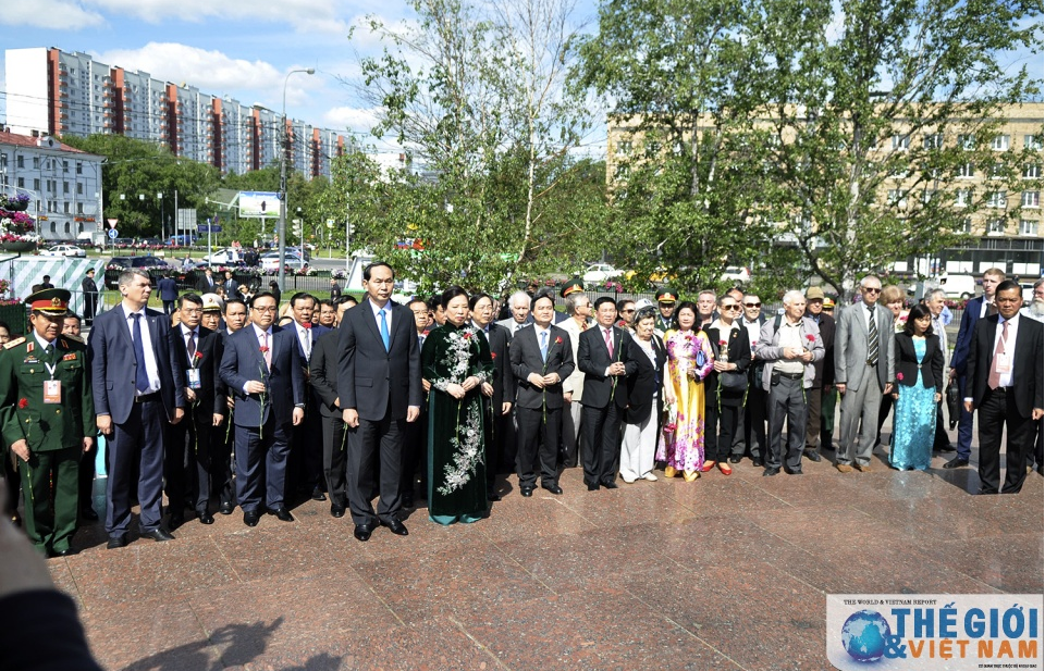 Chủ tịch nước thăm Tượng đài Chủ tịch Hồ Chí Minh và Đài tưởng niệm Liệt sĩ vô danh tại Nga