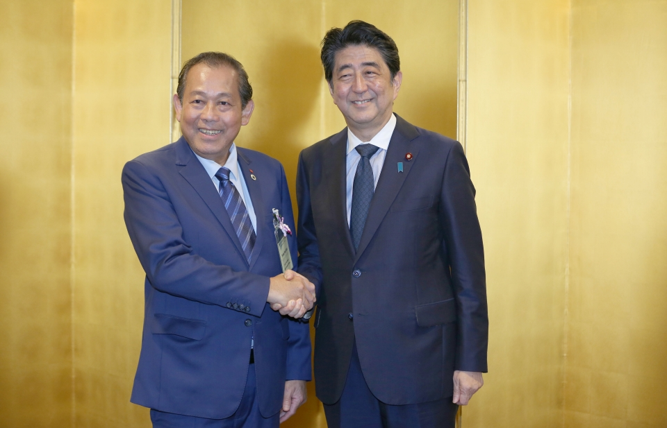 Phó Thủ tướng Trương Hòa Bình chào xã giao Thủ tướng Shinzo Abe