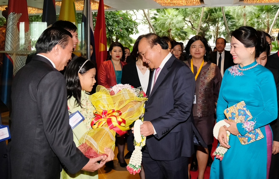 Thủ tướng đến Thái Lan, bắt đầu chuyến tham dự Hội nghị ACMECS 8 và CLMV 9