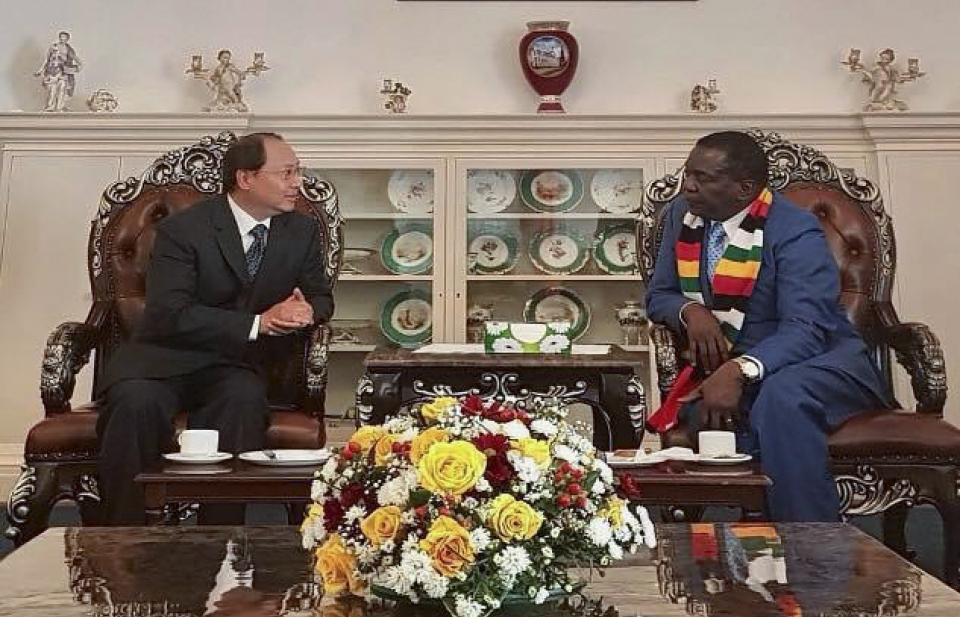 Đại sứ Vũ Văn Dũng trình quốc thư lên Tổng thống Zimbabwe
