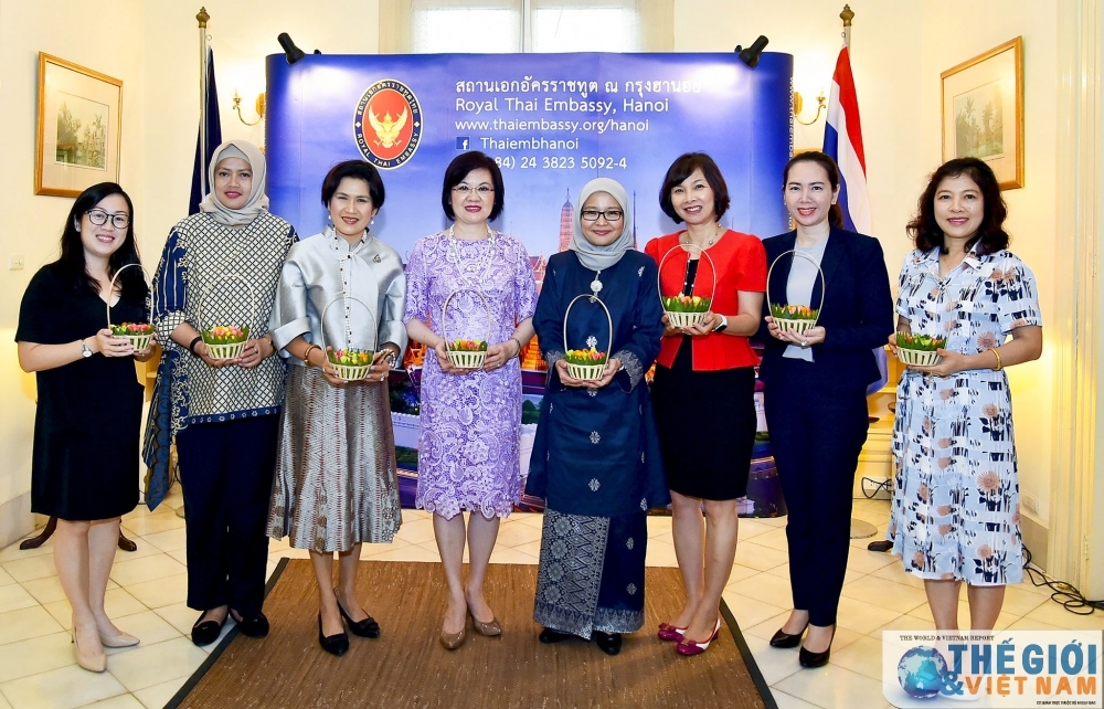 Nhóm Phụ nữ Cộng đồng ASEAN tham gia làm món ăn Cung đình Thái Lan