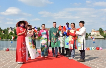 Họa sĩ Việt vẽ hoa lên áo dài và trình diễn bên sông Seine, Pháp