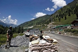 Vừa đụng độ với Trung Quốc, binh sĩ Ấn Độ lại đấu súng với Pakistan ở Kashmir
