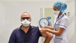 Hà Nội đã tiêm vaccine Covid-19 cho khoảng 4.000 người nước ngoài trong 4 ngày