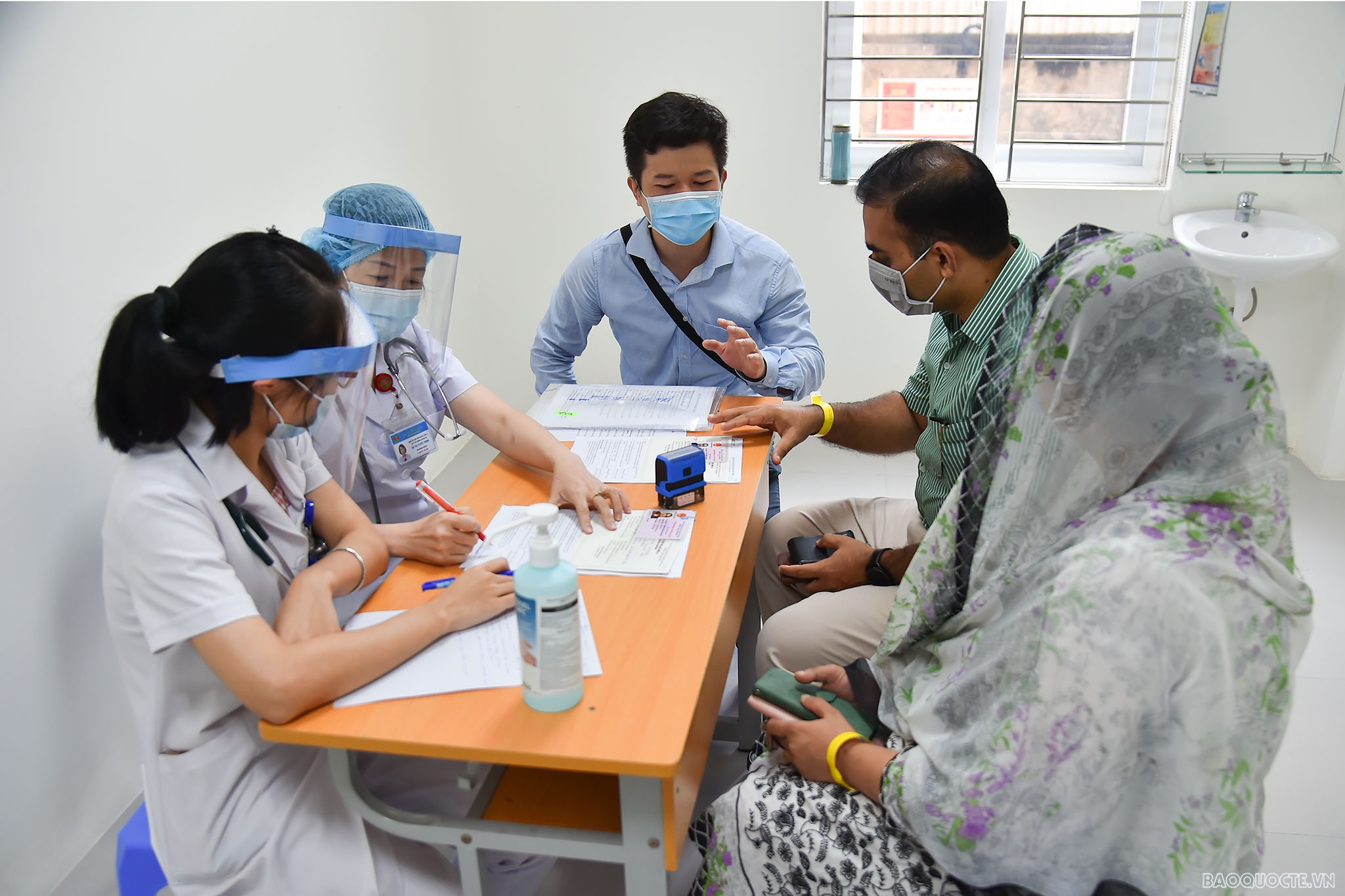 Ông Jarrulisoh David, Đại sứ quán Czech tại Việt Nam cùng phu nhân được nhân viên y tế tư vấn khi khám sàng lọc.