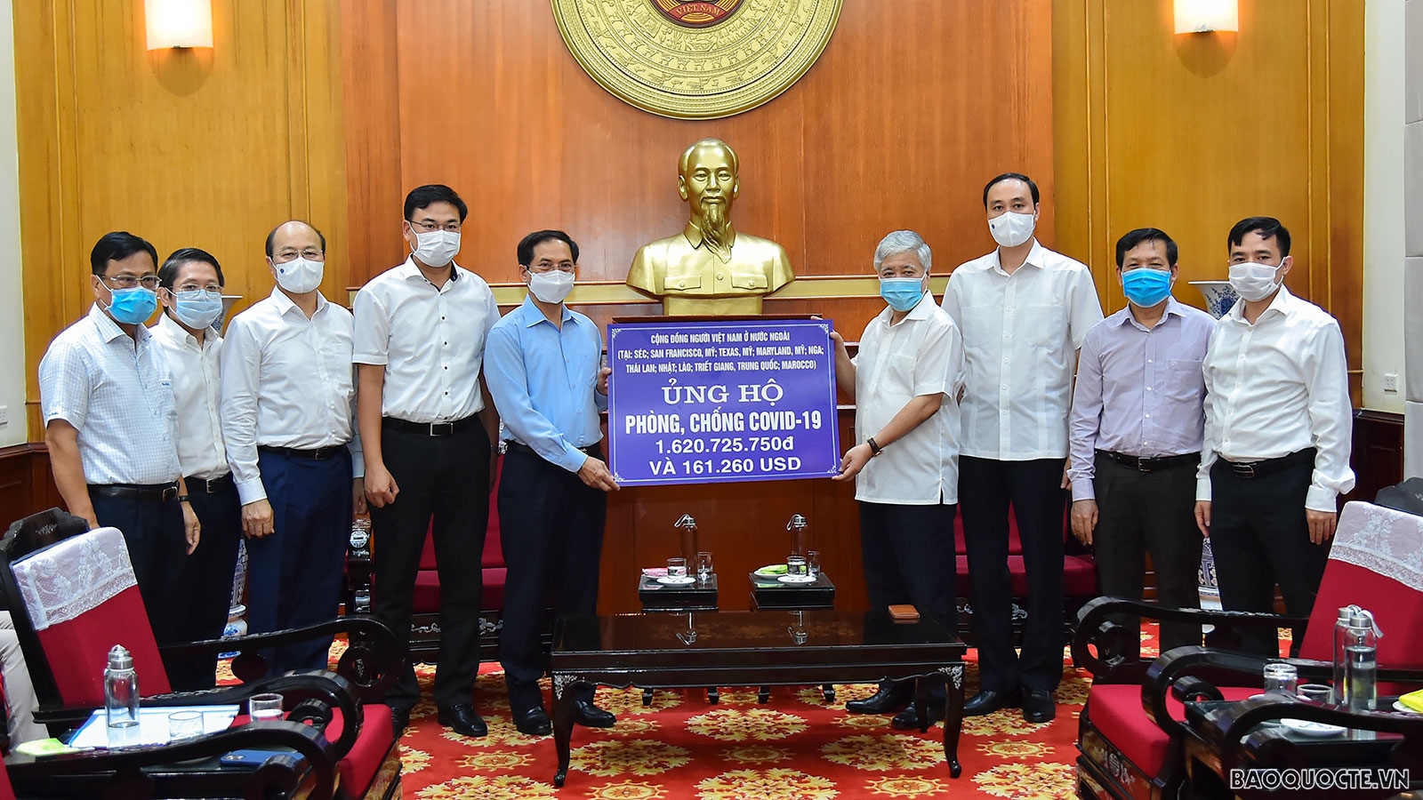 Chiều ngày 17/6, Bộ trưởng Ngoại giao Bùi Thanh Sơn trao tượng trưng số tiền của cộng đồng người Việt Nam ở nước ngoài ủng hộ Quỹ vaccine phòng, chống Covid-19. (Ảnh: Tuấn Anh)