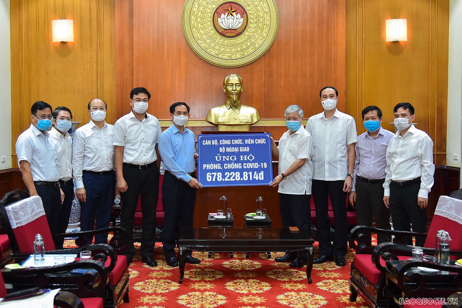 Bộ Ngoại giao trao hơn 6,2 tỷ đồng ủng hộ Quỹ vaccine phòng, chống Covid-19